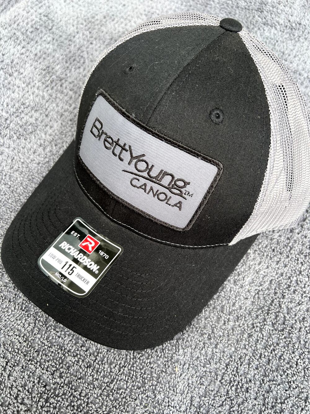 Richardson Low-Pro 115 Trucker MD/LG Black/gray Snapback Cap-NWT